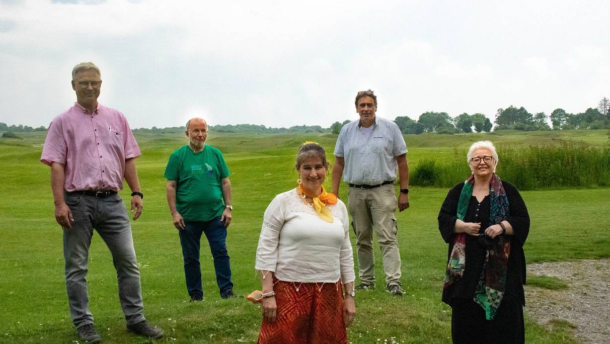 Eingerahmt vom Bundestagskandidaten Jörg Schlüter und der Landtagsabgeordneten Sigrid Beer der neue grünen Kreisvorstand: Johannes Ippers, Karin Yesilada und Hartmut Oster. | © Quelle Bündnis 90/Die Grünen Paderborn