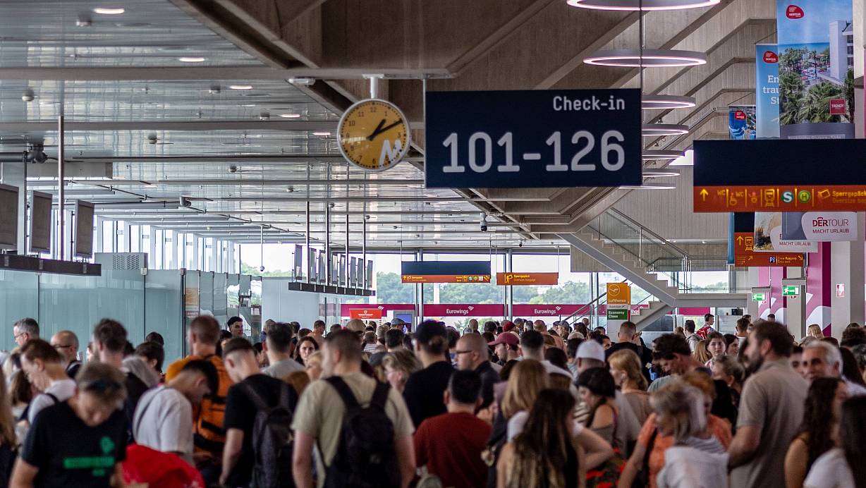 Reisende warten am Flughafen Köln/Bonn: Die Folgen der weltweiten IT-Panne am 19. Juli reichten bis nach OWL. Ursache war offenbar ein fehlerhaftes Update eines IT-Sicherheitssystems mit des Herstellers Crowdstrike. | © IMAGO/Bonn.digital