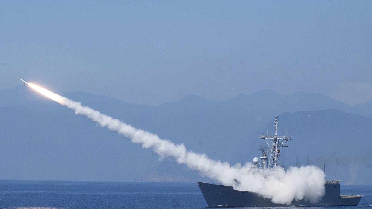 Eine Fregatte der Cheng-Kung-Klasse feuert eine Luftabwehrrakete als Teil einer Marinevorführung bei Taiwans jährlichen Han-Kuang-Übungen ab. | © HUIZHONG WU