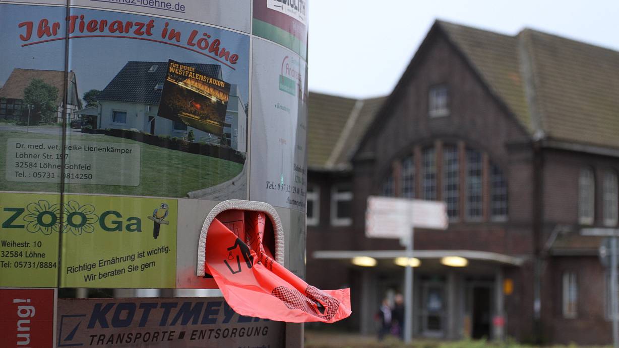 Plastikbeutel für Hundekot gibt es an vielen Mülleimern im Stadtgebiet - unter anderem vorm Bahnhof. Es ist eine von vielen Maßnahmen der Stadt, | © Copyright (c) 2013 by Ulf Hanke. All rights reserved.