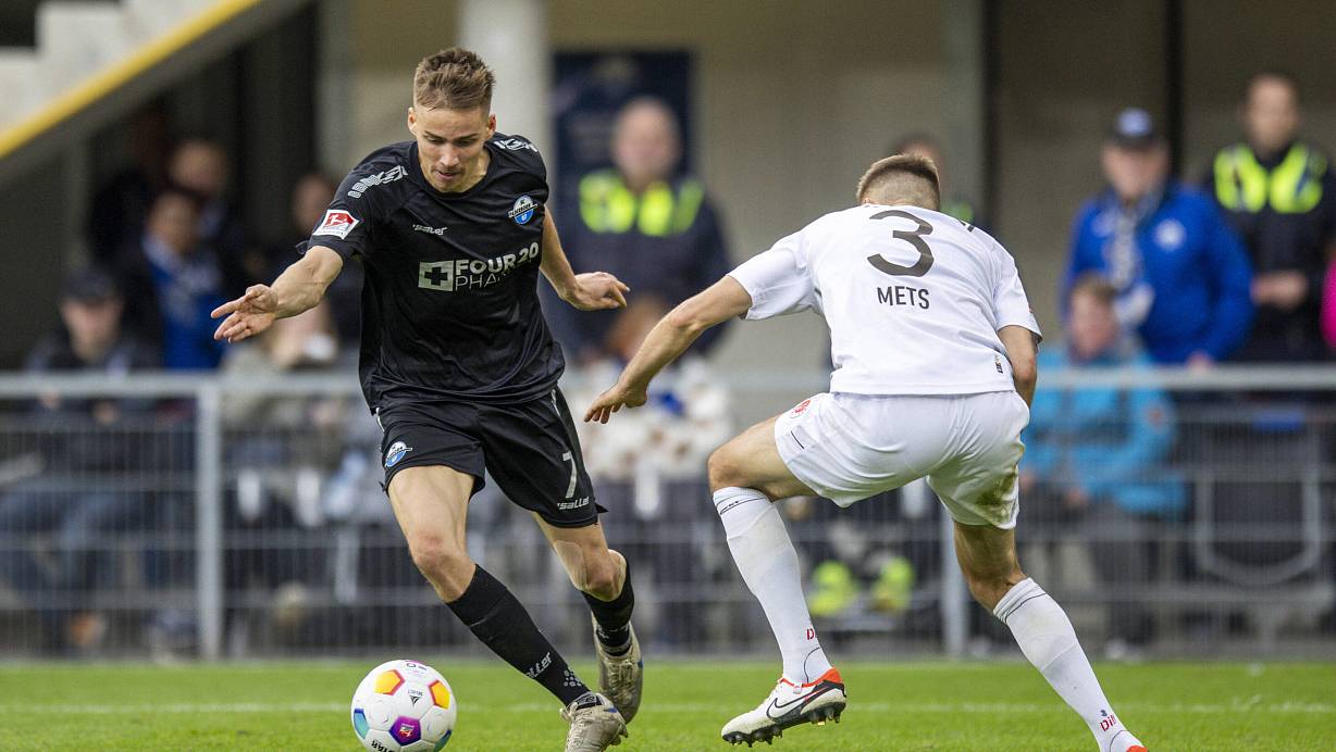 SCP-St&uuml;rmer Filip Bilbija, der hier im Hinspiel an Pauli-Verteidiger Karol Mets vorbeizieht, meldet sich rechtzeitig einsatzbereit. Diverse Teamkollegen drohen dagegen auszufallen. | &copy; Imago Images