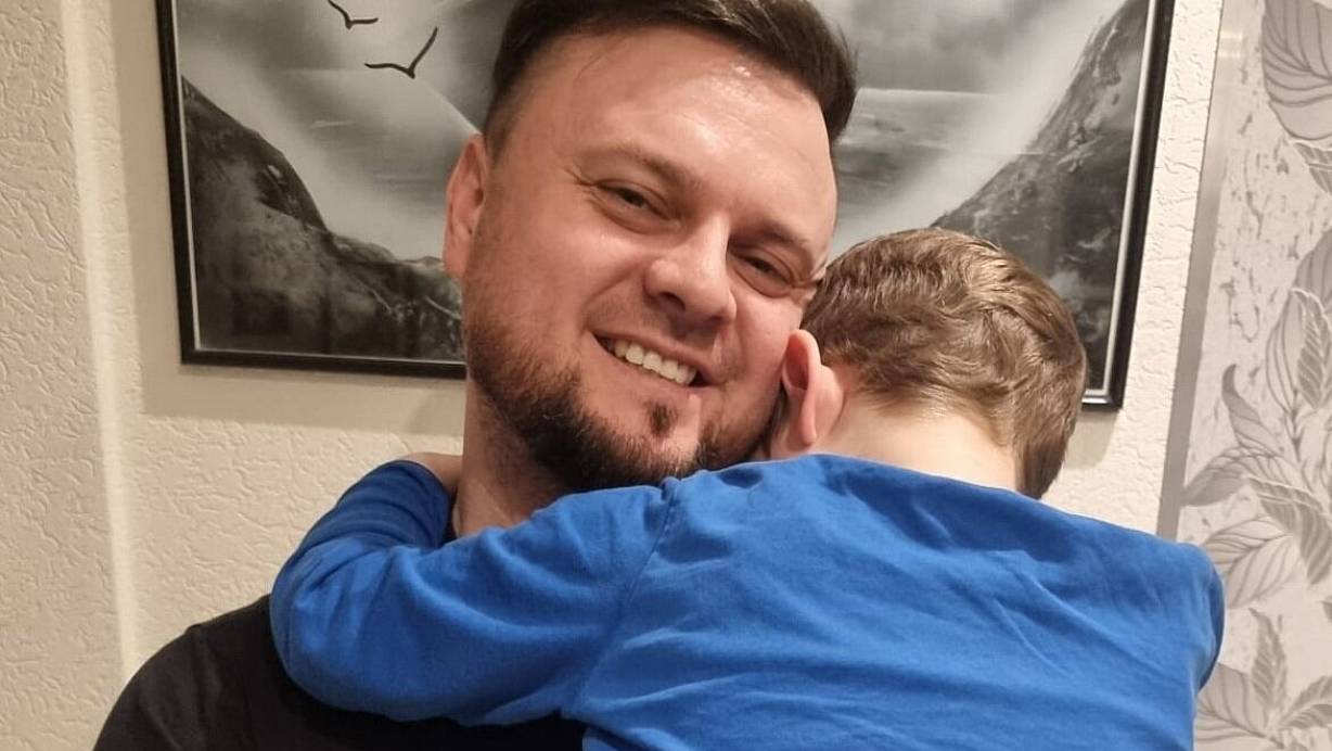 Eugen Hoffmann mit Sohn Eddy auf dem Arm. Die vergangenen neun Monate waren für die ganze Familie eine Herausforderung. | © Hoffmann