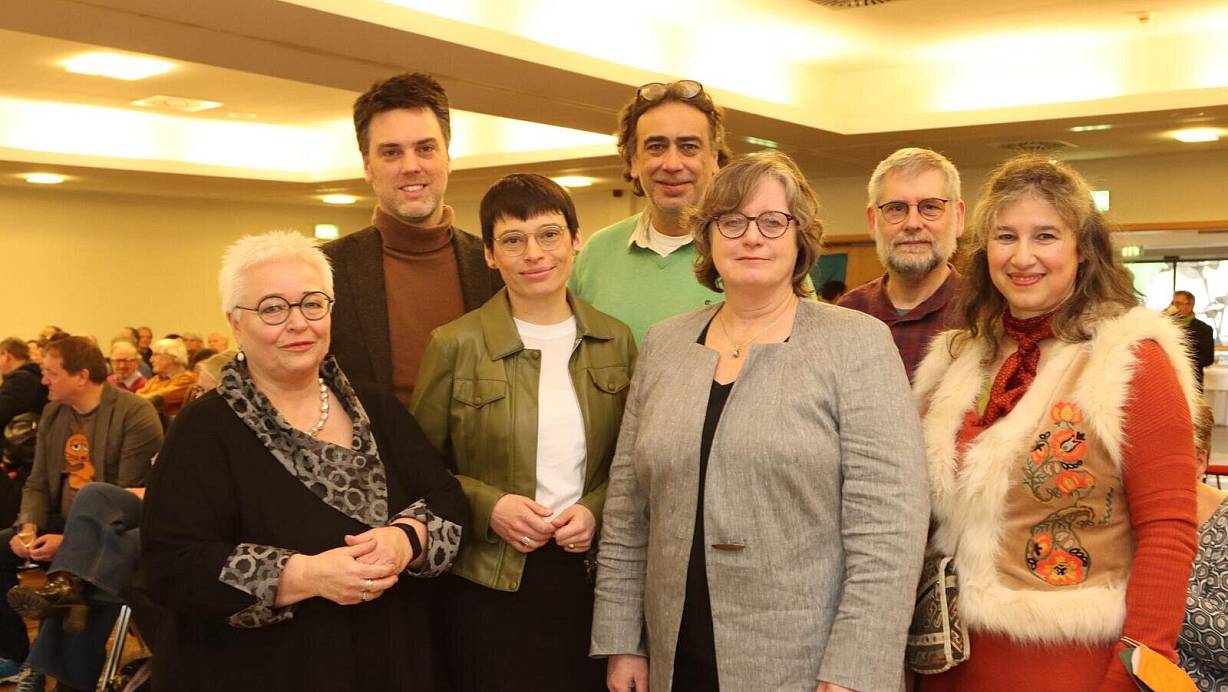 Sigrid Beer (Sprecherin Stadtverband Paderborn/v. l.), Robin Wagener (Bundestagsabgeordneter Lippe), Ministerin Josefine Paul, Hartmut Oster (Kreisvorsitzender), die Paderborner Landtagsabgeordnete Norika Creuzmann, Markus Rieger (Sprecher Stadtverband Paderborn) und Carin Yesilada (Kreisvorsitzende). | © Grüne/Christian Burkert