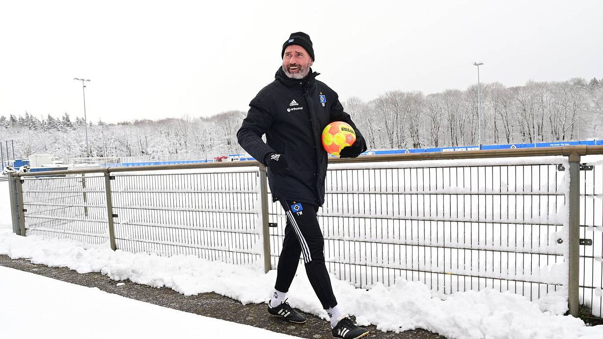 HSV-Trainer Tim Walter staunte beim Gang auf den Trainingsplatz über die weiße Pracht im verschneiten Hamburg. | © Witters