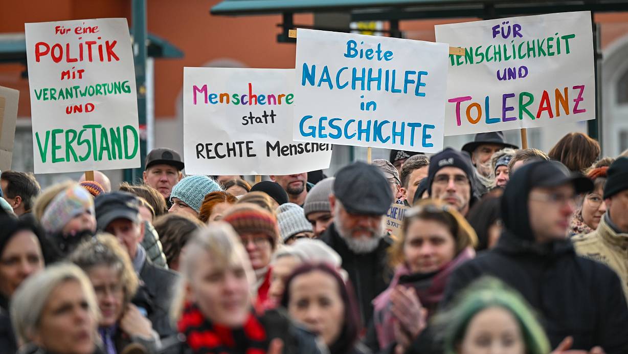 In den vergangenen Wochen sind in vielen Städten zahlreiche Menschen auf die Straße gegangen, um gegen Rechtsextremismus und für Vielfalt zu demonstrieren. Jetzt ist es auch in Löhne so weit. | © Patrick Pleul/dpa