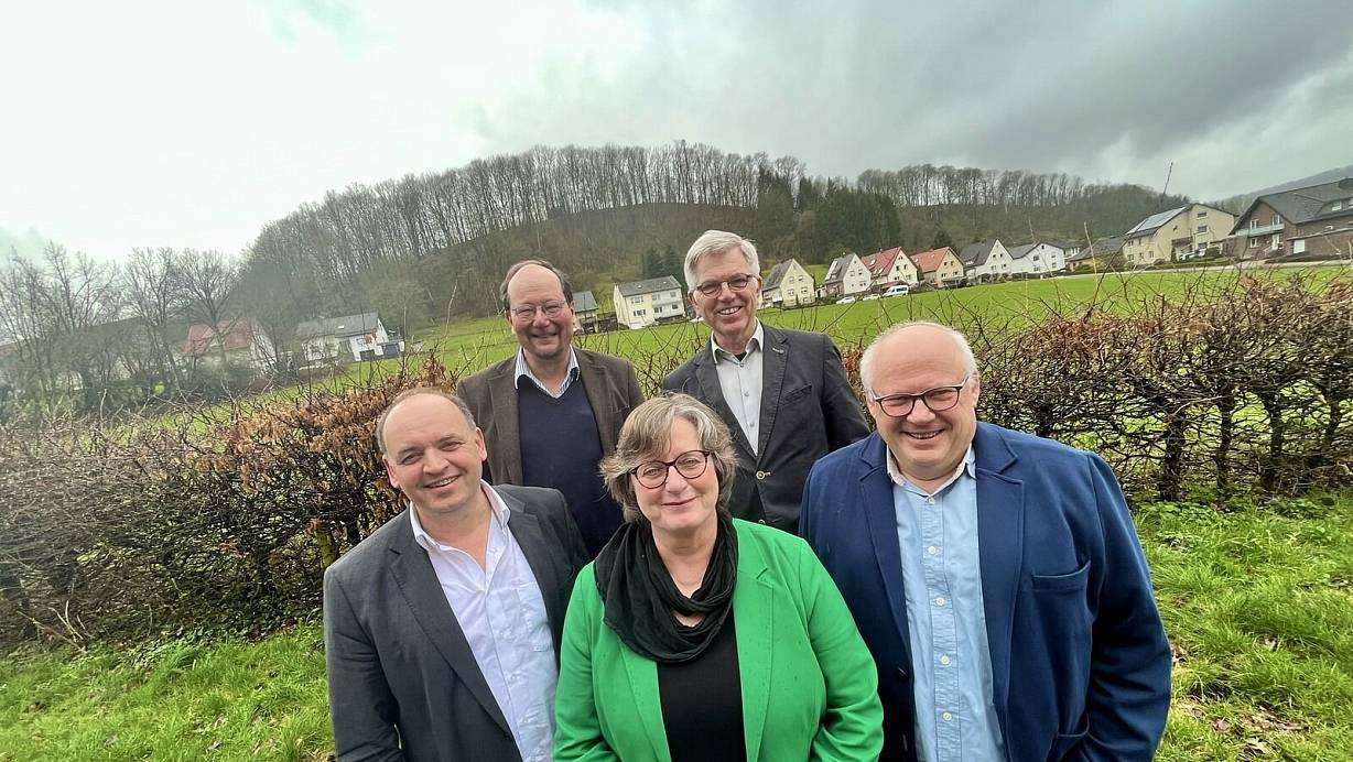 Eingeladen zum Update von Staatssekretär Victor Haase (l.) in Sachen Nationalpark hatten der Förderverein Nationalpark Senne-Eggegebirge mit den Vorsitzenden (v. r.) Thomas Steinlein und Hans Jürgen Wessels. Dafür setzen sich auch die Grünen-Landtagsabgeordnete Norika Creuzmann und der Sprecher der Bezirkskonferenz Naturschutz in OWL, Karsten Otte, ein. | © Jens Reddeker