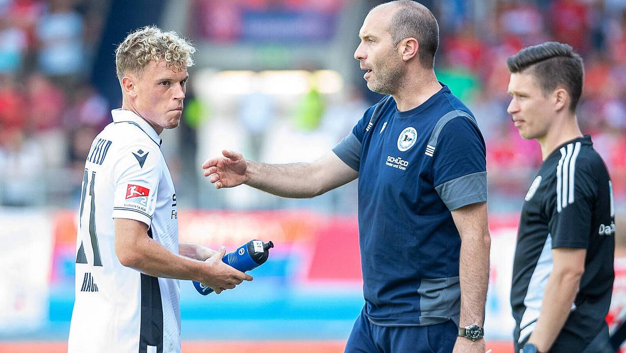 Robin Hack (l. und Arminia-Trainer Daniel Scherning dürften sich in dieser Woche nochmals über die Spielweise des DSC unterhalten. Arminia braucht in der Englischen Woche dringend Punkte und Siege, um nicht als Letzter zu überwintern. | © IMAGO/Eibner