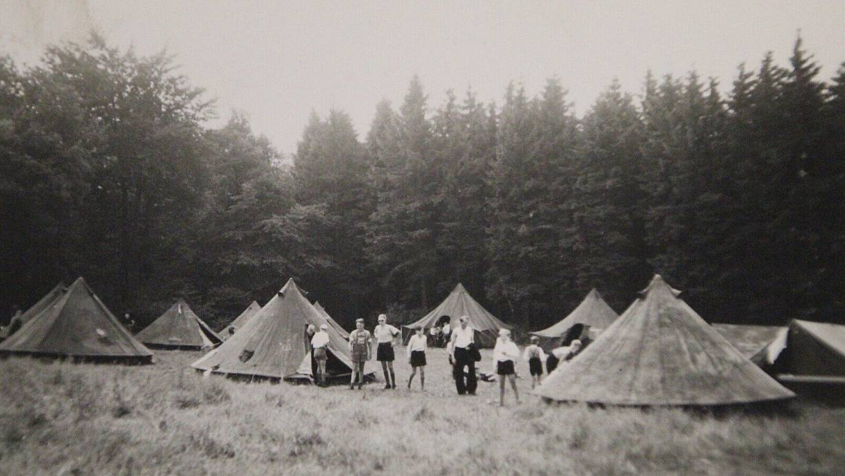 Die Aufnahme zeigt die jungen Teilnehmer bei einem der ersten Zeltlager des CVJM. | © Florian Weyand