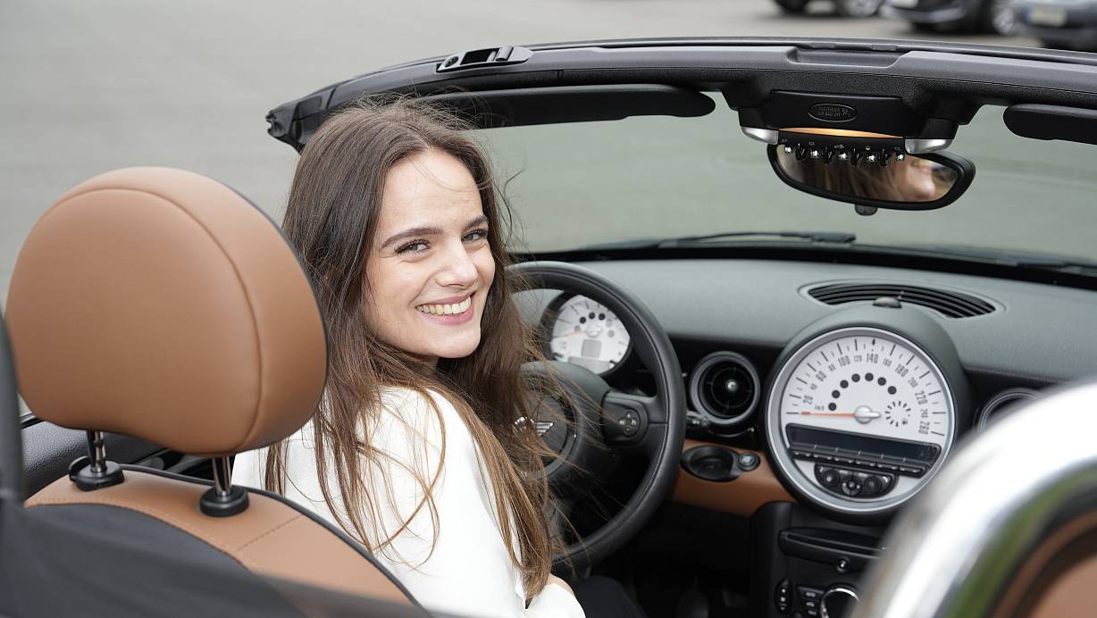 Cabrio-Feeling: Lara Sprungmann vom Autohaus Sprungmann in einem Mini-Roadster. Sie wurden von 2012 bis 2015 gebaut, dann stellte BMW die Produktion ein. | © Peter Unger