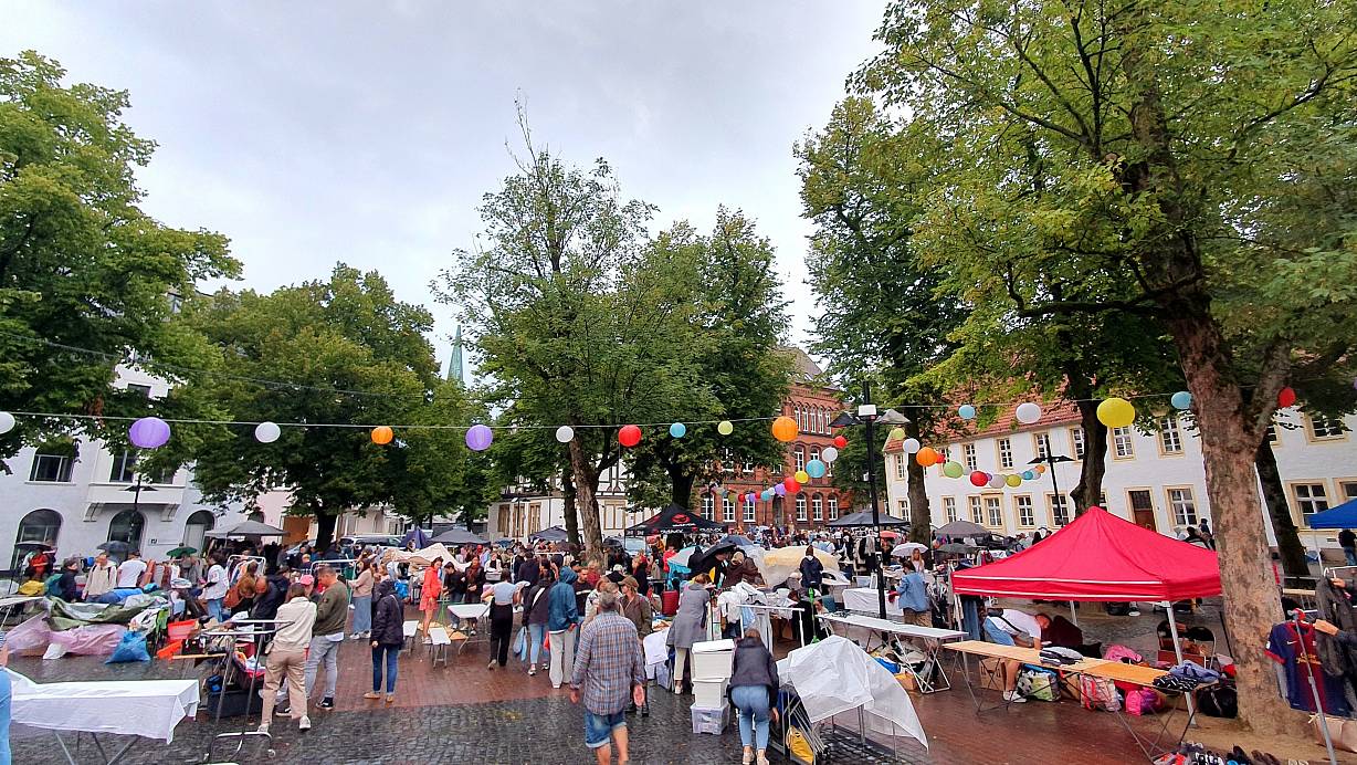 6.30 Uhr: Nieselregen? Macht nichts, der Platz ist gut gefüllt, der Kult-Flohmarkt auf dem Klosterplatz geht in die nächste Runde. | © Kurt Ehmke