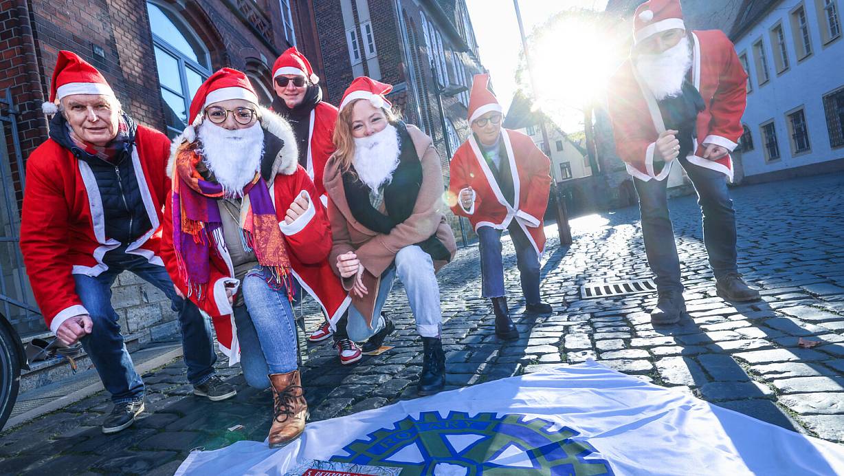 Sind startklar für den Santa Run: (von links) Christian Schroeder, Chantal Sculz, Herbert Ellerbusch, Lena Jeckel, Marianne Sanders und Harry Leyendecker. | © Sarah Jonek