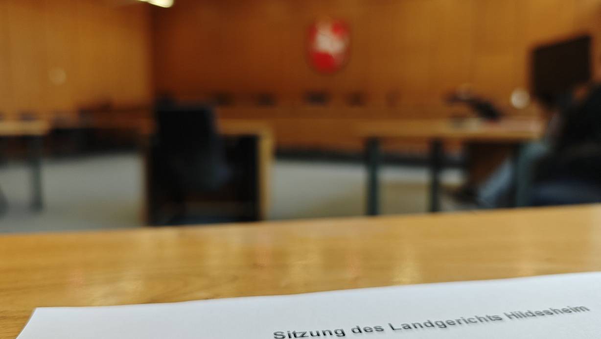 In Saal 134 des Landgerichts Hildesheim wird die sogenannte "Bluttat von Lauenförde" verhandelt. | © Svenja Ludwig