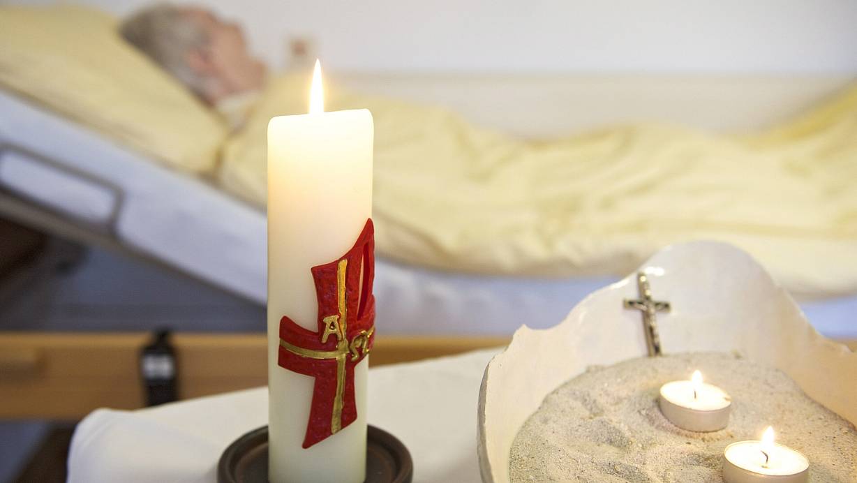 Weil das Personal fehlt, können in Bielefelder Pflegeeinrichtungen nicht alle Menschen beim Sterben begleitet werden. | © epd-bild / Werner Krüper