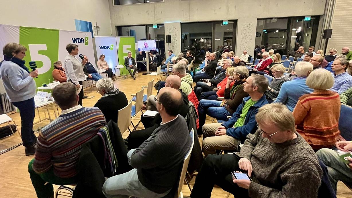 Die Nationalpark-Diskussionsrunde zog rund 100 Zuhörerinnen und Zuhörer ins Forum St. Liborius in Paderborn. | © Jens Reddeker