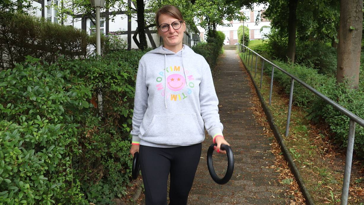 Katharina Beyer hat einen bundesweit einmaligen Achtsamkeits-Workshop für junge Parkinson-Patienten organisiert. Für spezielle Therapie-Ringe hat sie zudem Sponsoren gewinnen können. | © Birgit Guhlke