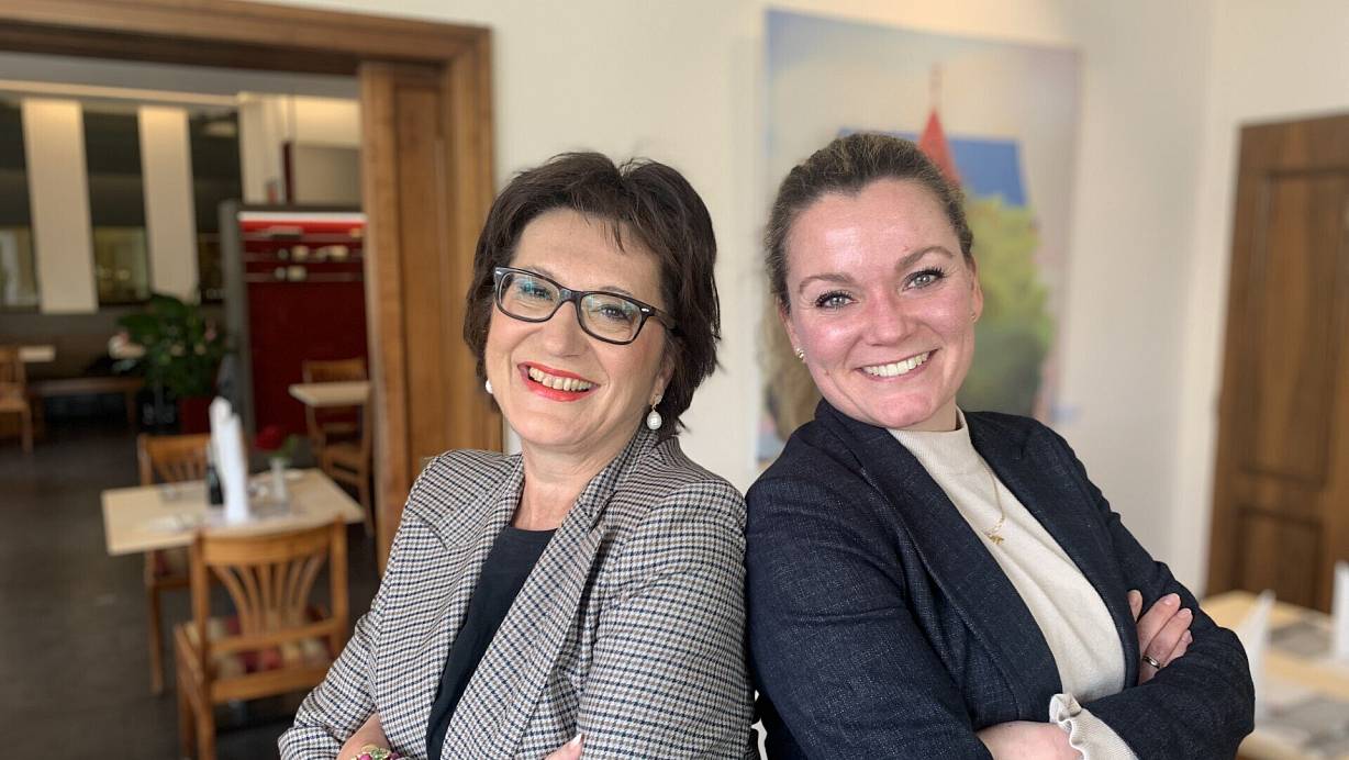 Liana Heuer (l.) und Anne-Laureen Lauven und die Mitglieder vom Inner Wheel Club treffen sich einmal im Monat im Brackweder Hof. | © Ivonne Michel