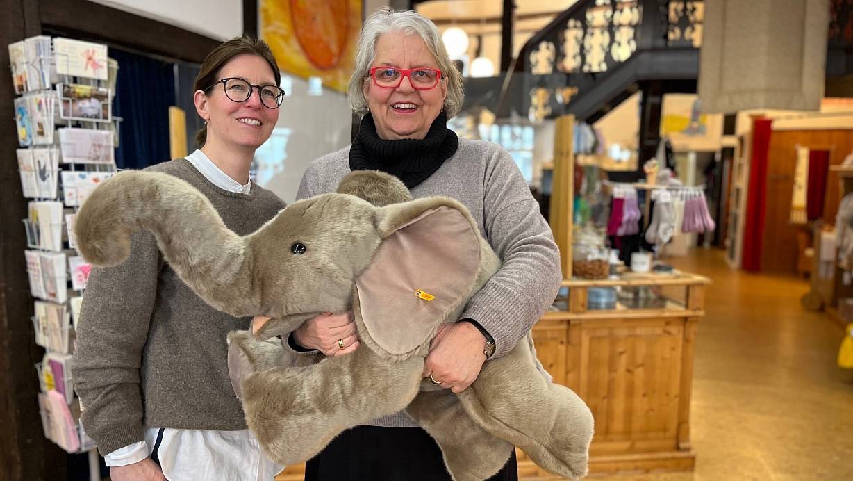 Dorothea Topolan und ihre Tochter Kathrin Kröker geben die Aufgabe ihres Fachgeschäfts Popolino Windelhaus bekannt. | © Robert Becker