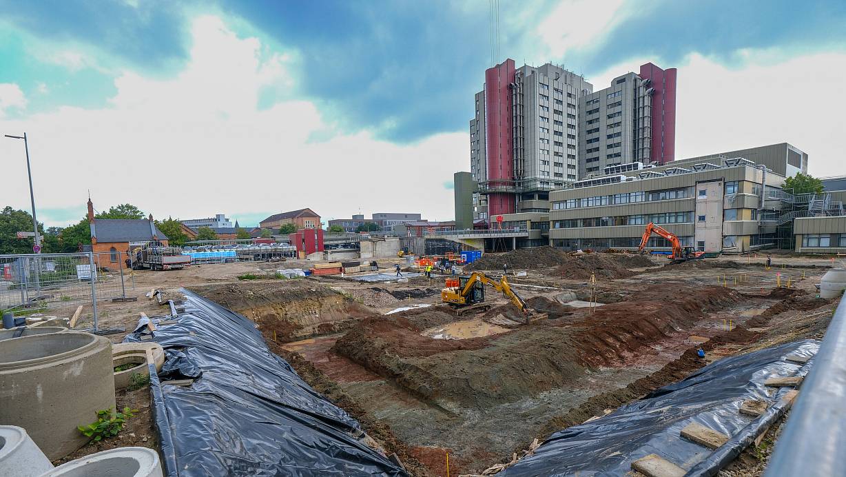 Am Standort Mitte des Klinikums Bielefeld werden Zentrale Notaufnahme und Intensivstation neu gebaut. Kosten: 40 Millionen Euro. | &copy; Andreas Zobe