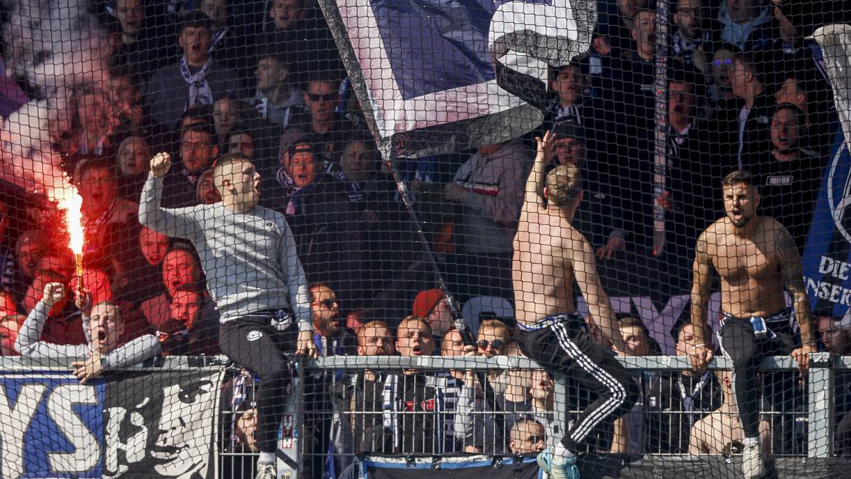 Hier sah die Unterst&uuml;tzung der Arminia-Fans noch bestens aus. Etwa ab der 75. Minute ver&auml;nderte sich das merkw&uuml;rdigerweise. | &copy; Foto: Axel Heimken/dpa