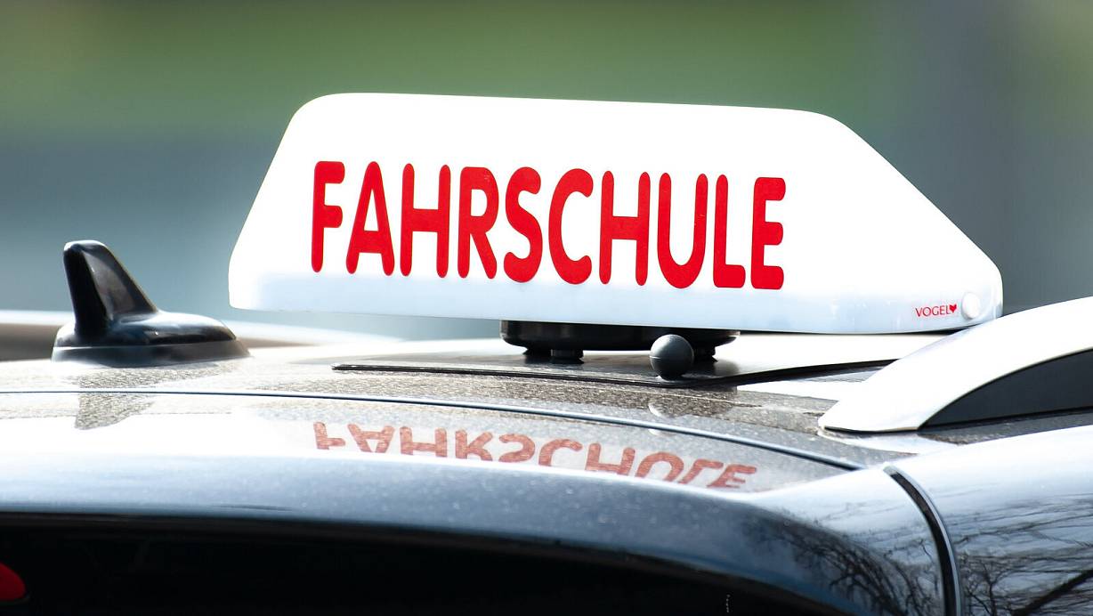 Die praktische Fahrprüfung wurde verlängert: Sie dauert statt ?45 mittlerweile 55 Minuten. Fahrschüler müssen sich deshalb länger konzentrieren. Ein Grund, warum einige durchfallen? | © Swen Pförtner