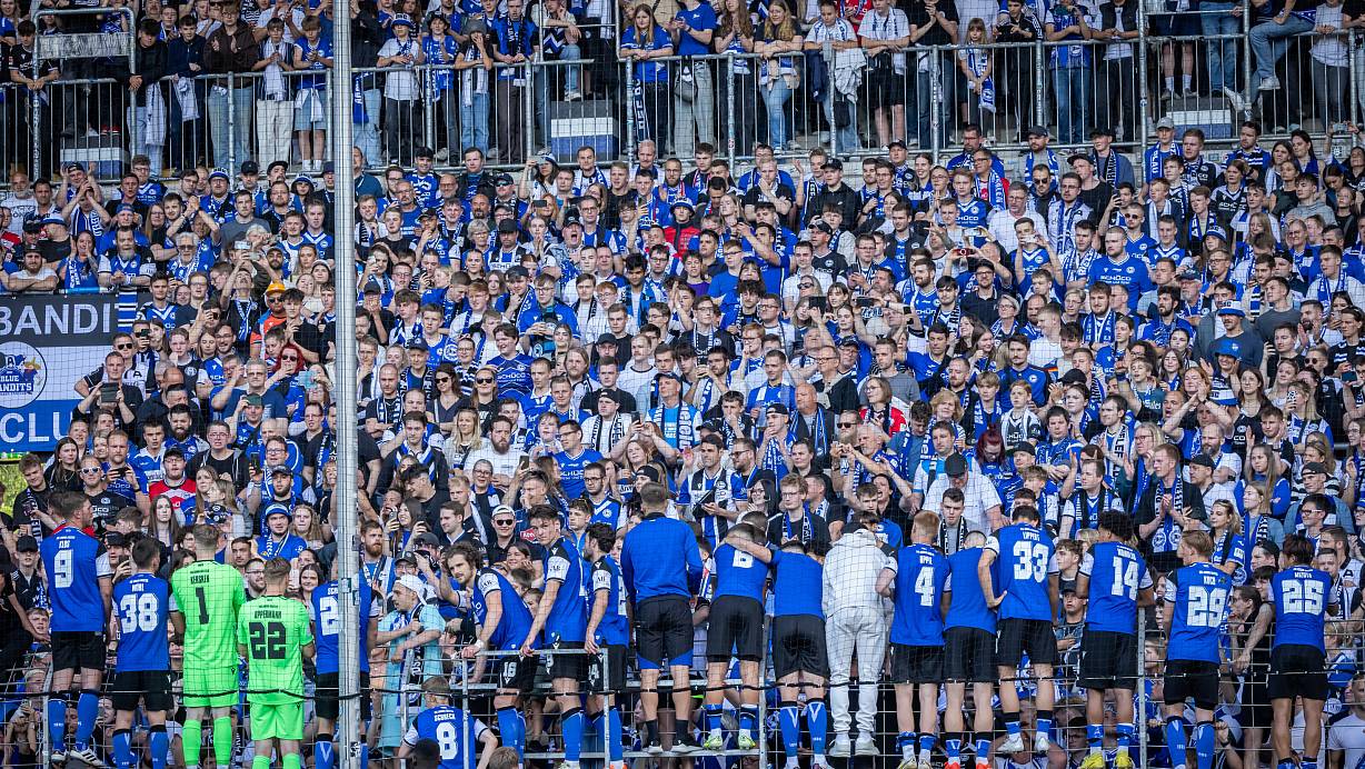 Arminia lässt sich nach dem Pokalsieg von den Fans auf der Südtribüne feiern. | © Sarah Jonek Fotografie