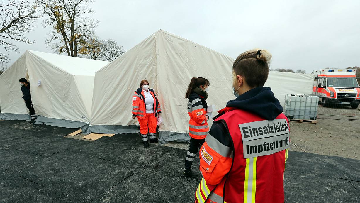 Im Impfzelt an der Radrennbahn schaffte der Arbeiter-Samariter-Bund zuletzt täglich fast Tausend Impfungen. Doch das reicht noch immer nicht. | © Wolfgang Rudolf