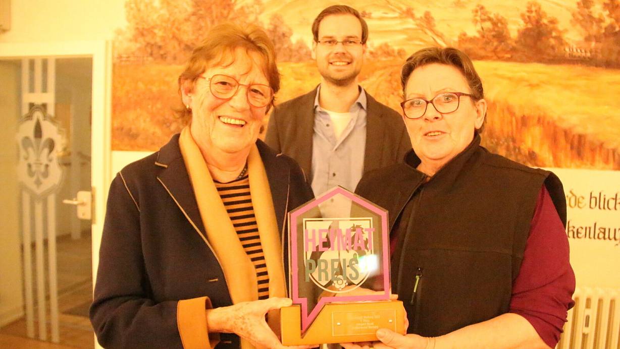 Das Team der Stolperstein-Initiative mit Irmgard Heuel (v. l.), Stadtarchivar Alexander Schwerdtfeger-Klaus und Ruth Kröger-Bierhoff freut sich über den mit 2.500 Euro dotierten Heimatpreis. | © Burkhard Battran