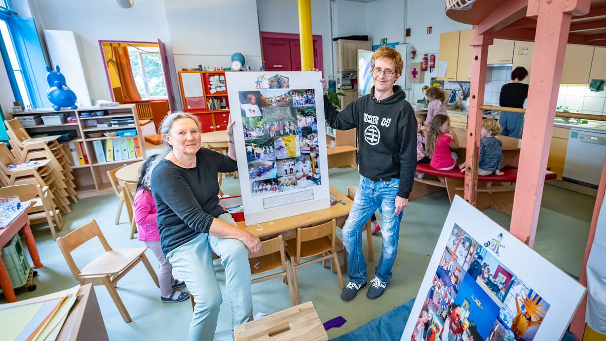 Eva Duda, ehemalige Erzieherin, und Erzieher Rouven Knörrich sind seit Jahrzehnten mit dem Kinderladen verbunden. | © Sarah Jonek