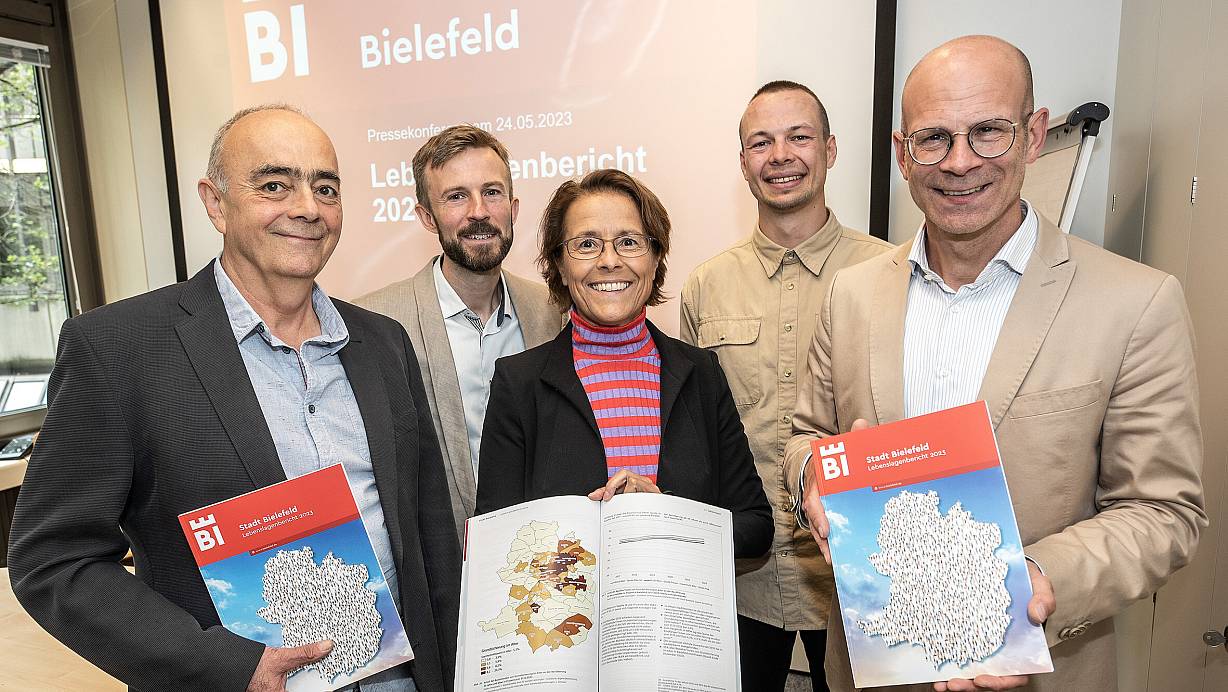 Werner Wörmann (v.l.), Jakob Bergen, Silke Aron, Felix Heckersdorf und Ingo Nürnberger stellten den aktuellen „Lebenslagenbericht“ der Stadt Bielefeld vor. | © Jörg Dieckmann - www.dieckmann-fotodesign.de