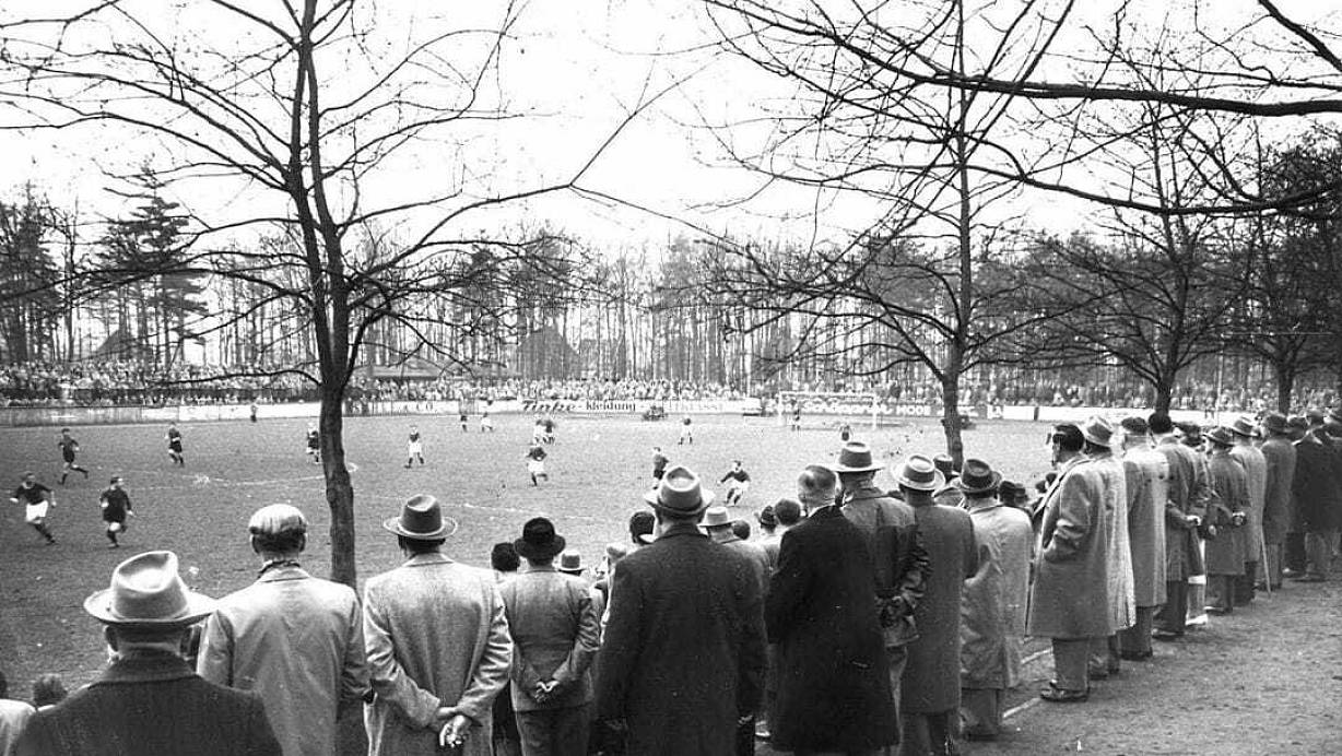 Im Winter mit Hut: Zuschauer bei einem Spiel vor dem Umbau. Dass man in einem Stadion Baumst&auml;mme vor sich hat, ist un&uuml;blich. | &copy; rr