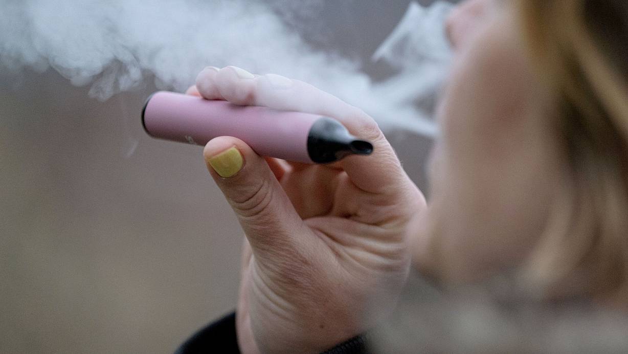 Durch Geschmacksrichtungen wie Erdbeere oder Mango, aber auch durch Darstellungen auf TikTok zielten Vapes – Einweg-E-Zigaretten, die für wenige Euro am Kiosk zu bekommen sind und mit denen eine nikotinhaltige Flüssigkeit eingedampft wird – ganz klar auf sehr junge Leute ab, so Experten. | © picture alliance/dpa