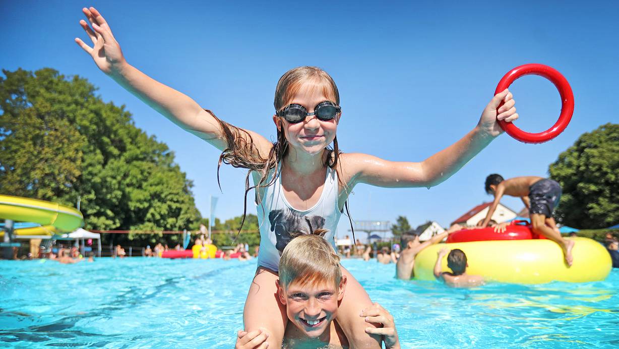 Lis und Jorifa sind große Fans vom Freibad Dornberg. | © Sarah Jonek