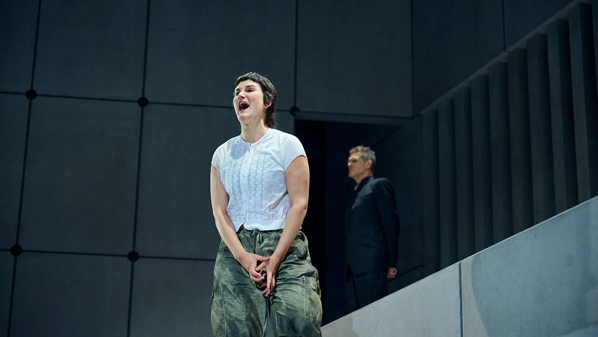 Herrscher Kreon (Thomas Wehling) will die ertrunkenen Bootsflüchtlinge am Strand Thebens nicht in der Stadt beerdigen lassen. Antigone (Rosalia Warnke) protestiert lautstark. | ©Joseph Ruben