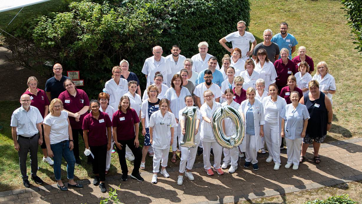 Das Team der Klinik für Geriatrie, bestehend aus Ärzten, Pflegern, Physio- und Ergotherapeuten, Logopäden und Sozialmanagern und einer Psychologin, feiert den zehnten Geburtstag der Abteilung am St.-Rochus-Krankenhaus in Steinheim. | © KHWE