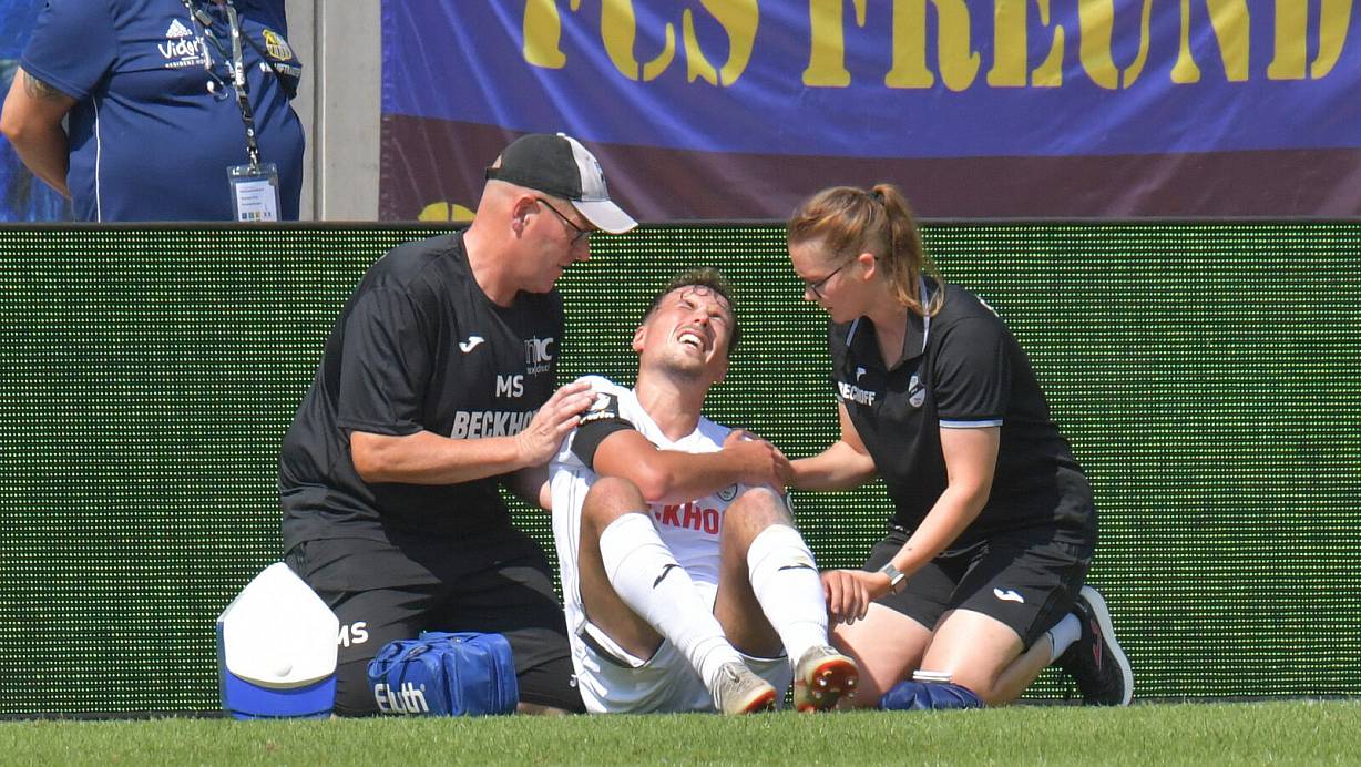 Markus Schmand und Inga Heitmann behandeln Verls Innenverteidiger Nick Otto beim Spiel gegen den 1. FC Saarbrücken. Mit ihm fallen bereits vier Innenverteidiger beim Sportclub aus. | © Jens Dünhölter