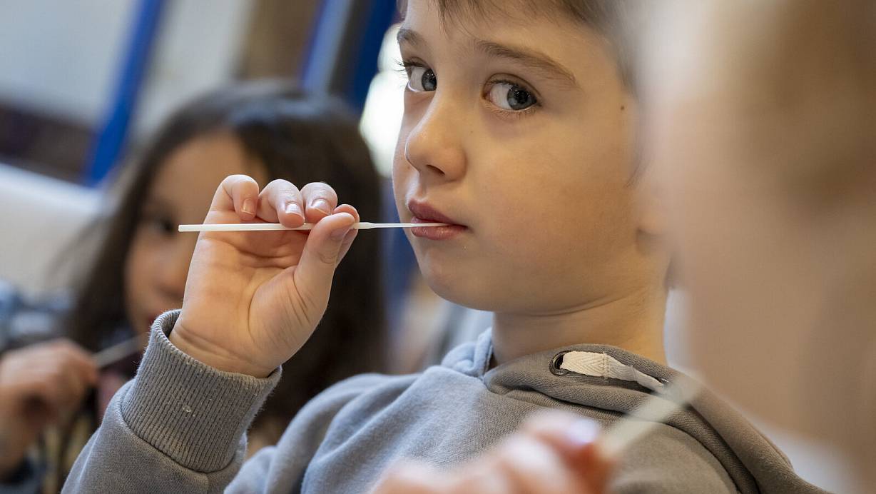 Echte Lollis sind doch leckerer, scheint dieser noch etwas skeptisch dreinschauende Junge beim gleichnamigen Test zu denken. Ob zukünftig im Morgenkreis in den rund 200 Bielefelder Kitas wirklich alle 13.000 Kinder regelmäßig mitmachen, bleibt abzuwarten. | © Peter Kneffel