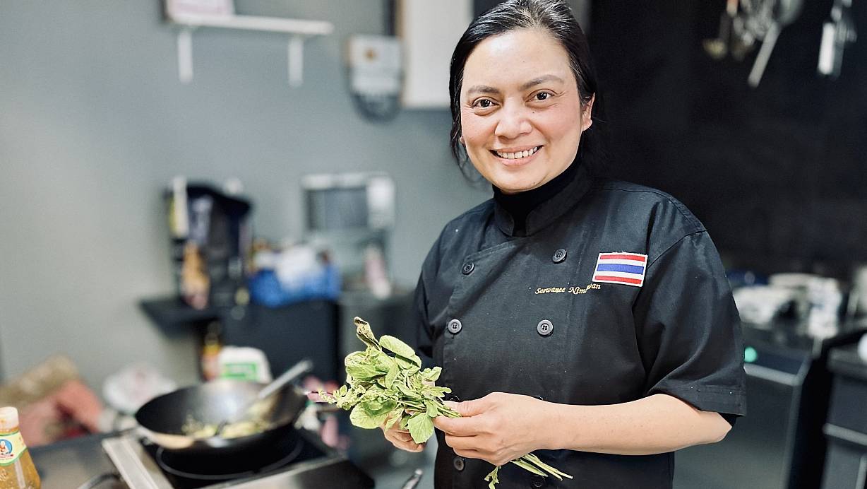 Saownee Nimsuwan beim Kochen in ihrem Imbiss Giin Giin im Harms Markt. | © Stefan Becker