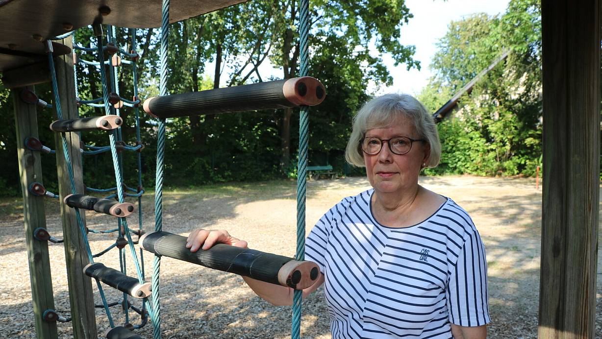 Ein Klettergerüst mit Rutsche, ein Loch voller Sand und eine Turnstange - das ist alles, was am Spielplatz Münstermannsweg noch geblieben ist. Brigitte Heidbreder ärgert das. | © Anja Hustert