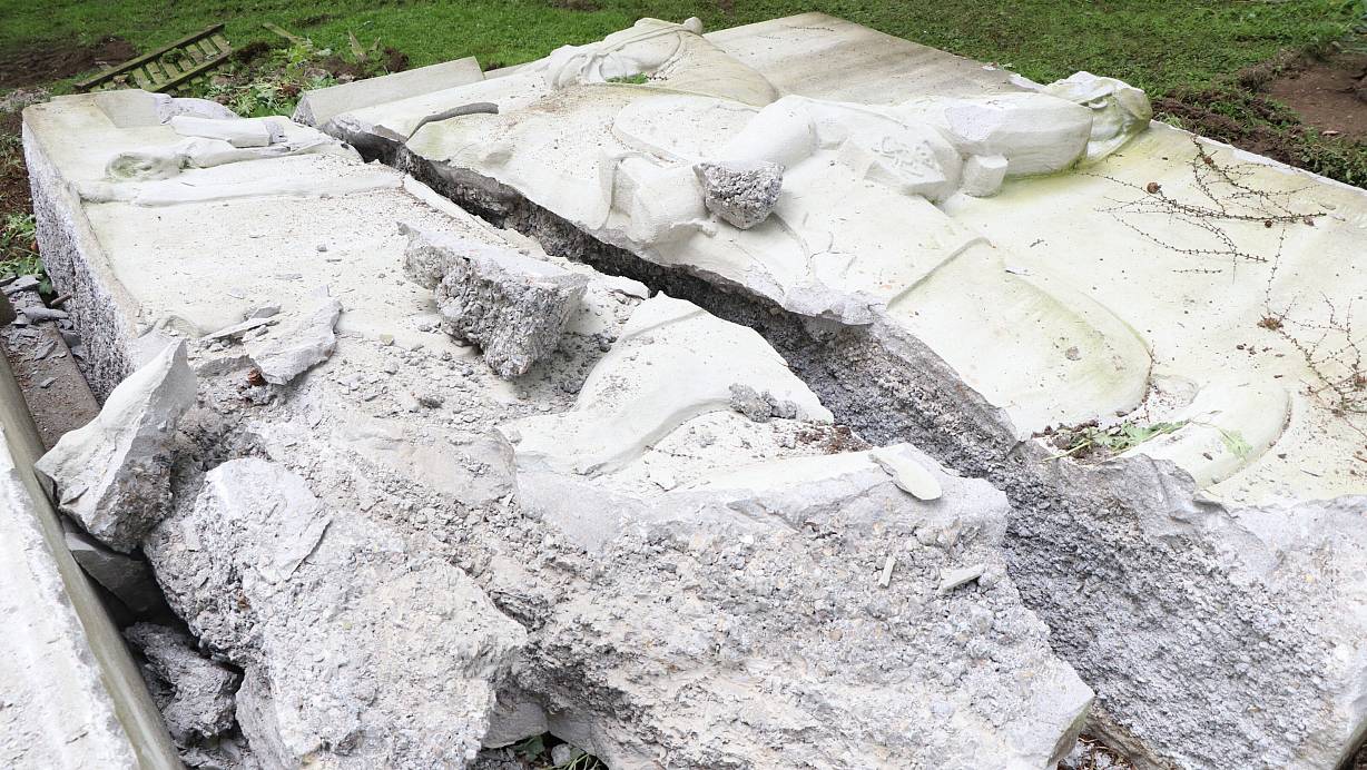 Beim Abbau Anfang Mai ist das Husarendenkmal umgefallen und zerbrochen. Nun ist es in einem Paderborner Bauhof eingelagert. | © Holger Kosbab