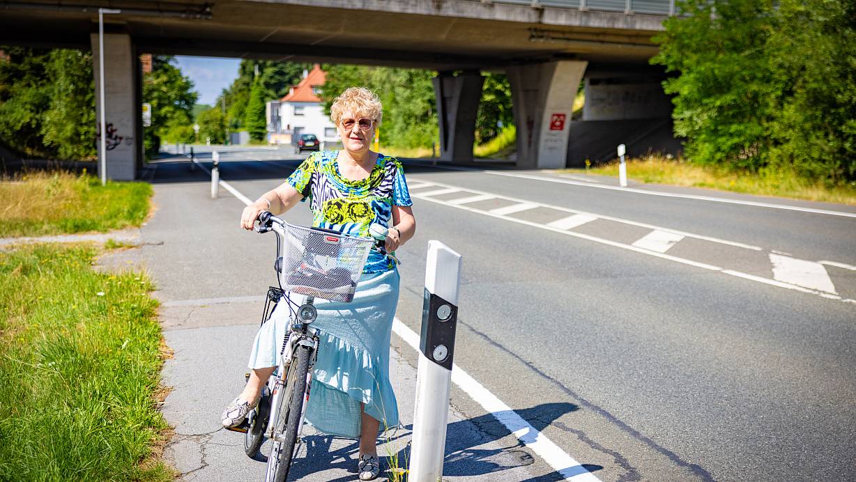 Elke Struck demonstriert: Zwischen Leitpfosten und Grün wird's richtig eng. | © Mike-Dennis Müller