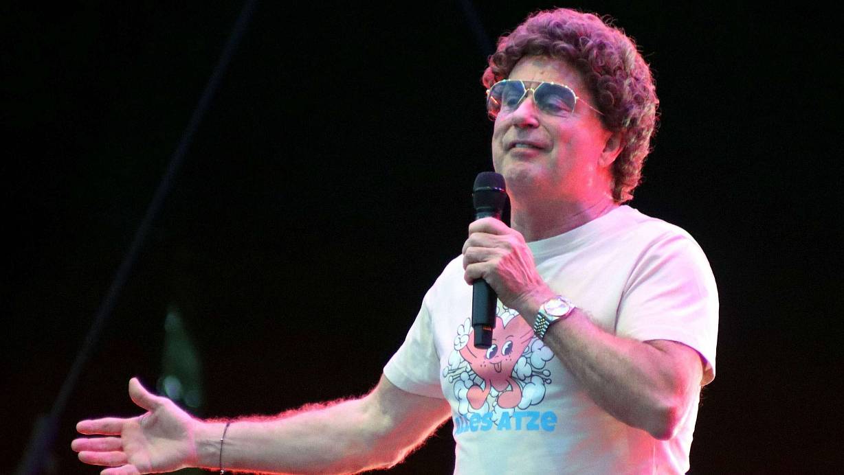 Comedian Atze Schröder outet sich im Kreis Gütersloh als Messias, der sein Publikum von der Last des Zeitgeistes befreit. | © Edwin Rekate
