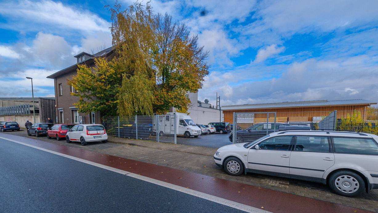 Auf dem Parkplatz neben dem Drogenhilfezentrum an der Borsigstraße könnte die städtische Diamorphin-Praxis entstehen. | © Andreas Zobe