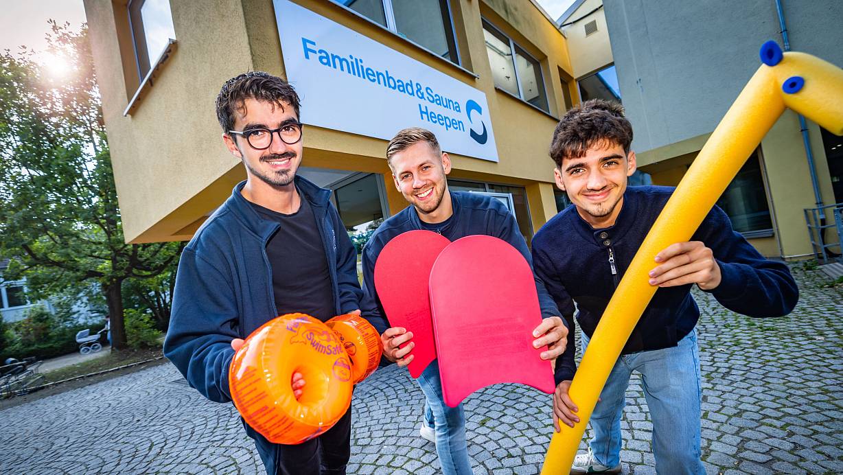 Jonas Benjamin (23), Daniel Kowollik (22) und Josua Benjamin (19) (v.l.) bieten „Flipper“-Schwimmkurse in Heepen an. | © Sarah Jonek