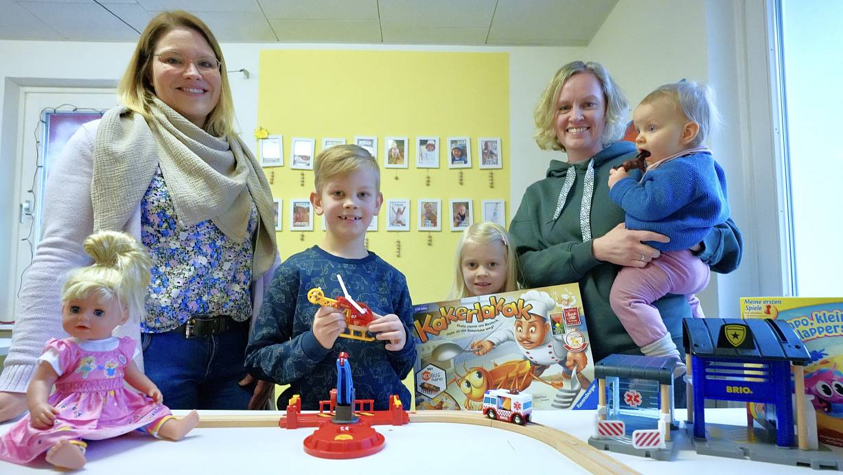 Stammgäste in der Spielothek: Meike Wessel, Tilo, Oda, Mutter Annika und Enke, v.l., finden das Angebot der Kita Tausendfüßler klasse - und auch die Puppe ganz links, die zum Angebot gehört, freut sich (ein bisschen). | © Peter Unger