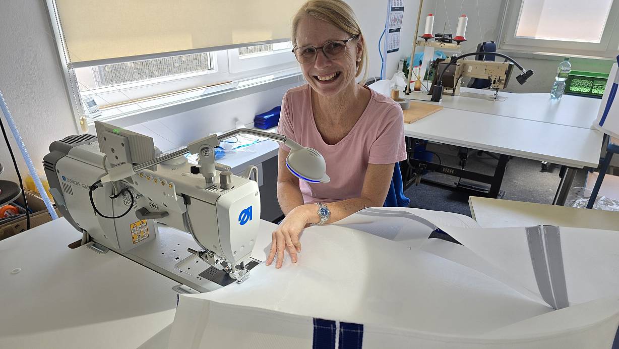 Simone Fels ist eine der erfahrenen Näherinnen der Winkler GmbH im Kreis Gütersloh. Die Schneiderin setzt ihr Know-how ein, um festzulegen, wie die Filter am besten zu nähen sind. | © Silke Derkum-Homburg