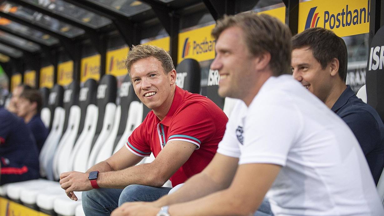 Leipzigs Coach Julian Nagelsmann (l.) hat sich bislang noch keine Tipps vom langjährigen Paderborner Markus Krösche (vorne) geholt. | © picture alliance