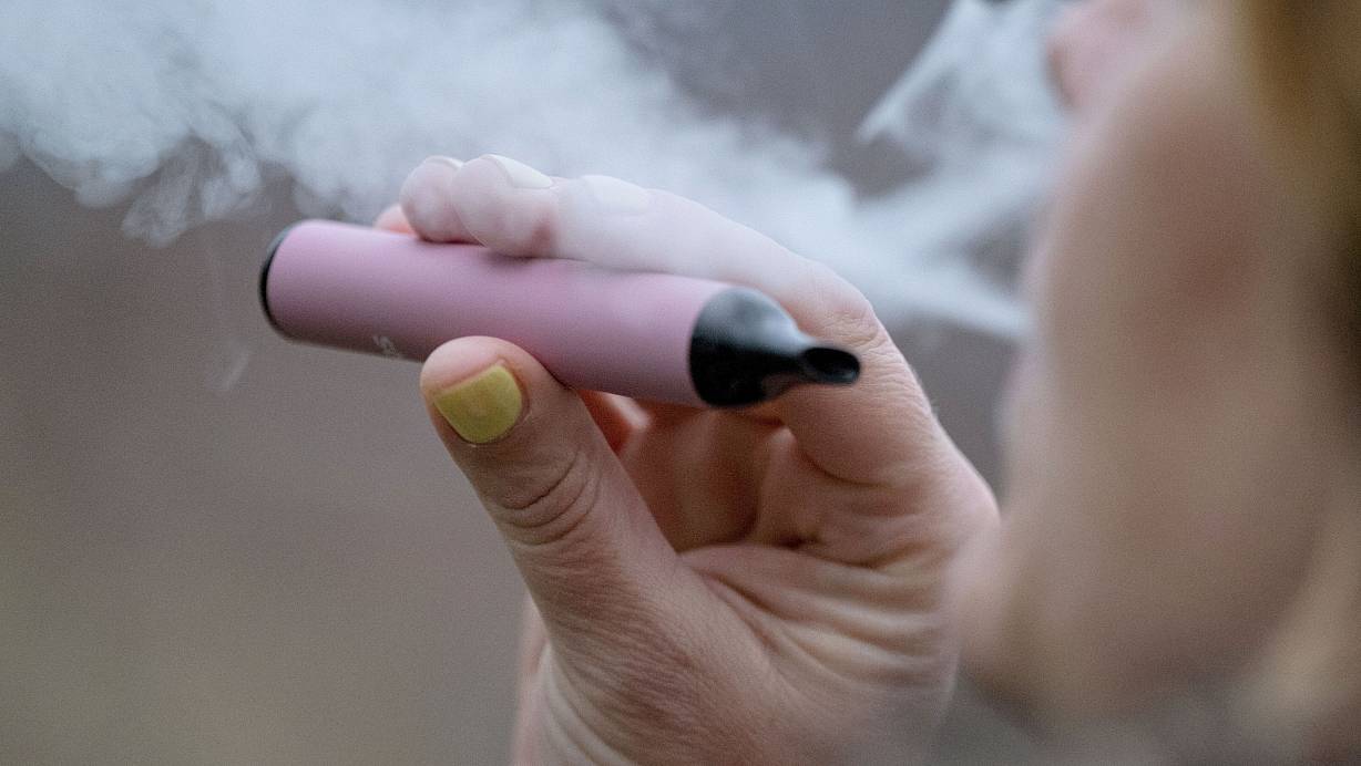 Nicht alle Einweg-Vapes sind legal. In Herford stellten Zollfahnder jetzt Tausende Exemplare sicher, die wegen ihrer viel zu großen Liquidtanks in Deutschland gar nicht verkauft werden dürfen. | Symbolbild | © picture alliance/dpa