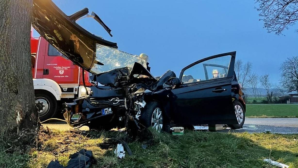Das Unfallfahrzeug kollidierte frontal mit einem Baum. | © Feuerwehr Hille/Luis Rothe