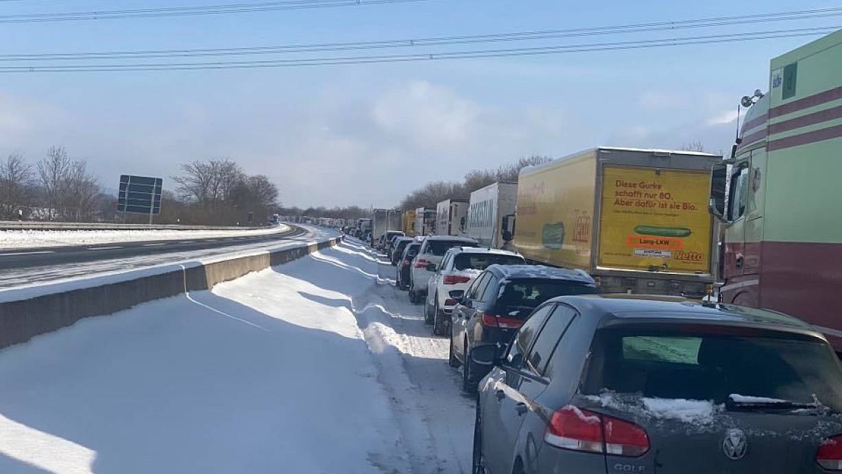 Monika Worschinski steht seit 5.30 Uhr mit ihrem Auto auf der Autobahn 30. | © Monika Worschinski