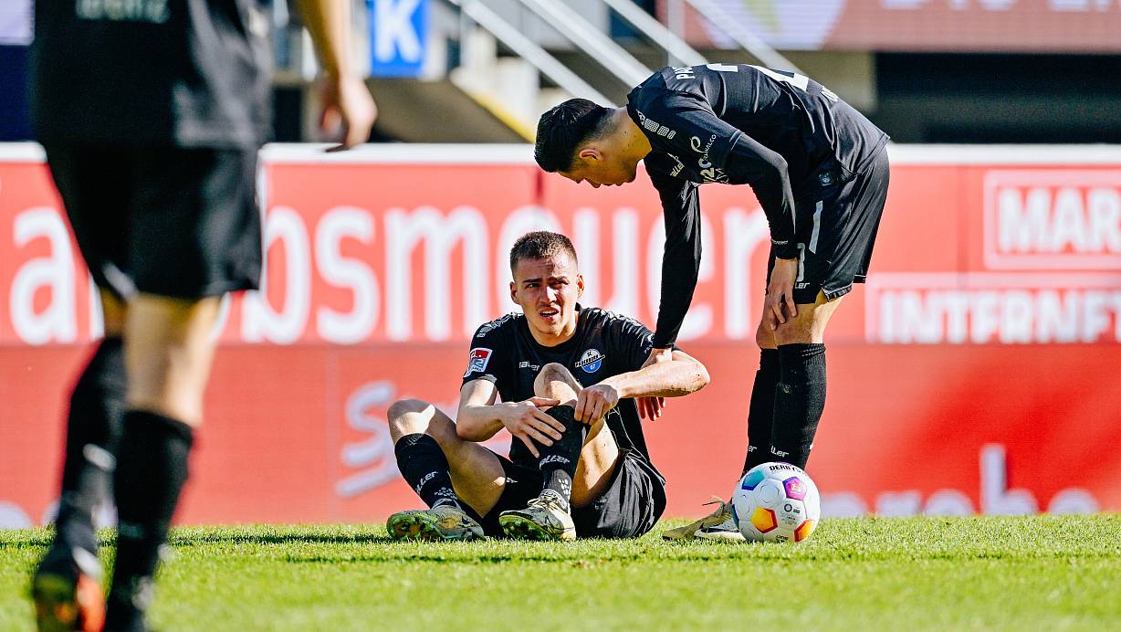 Filip Bilbija (l.), der hier im Heimspiel gegen Magdeburg angeschlagen auf dem Rasen sitzt, droht eine Zwangspause. | &copy; Besim Mazhiqi